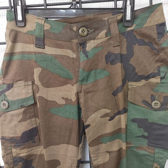 ROTHCO WOMEN'S WOODLAND CAMOUFLAGE CAPRI PANTS. - Picture 3 of 9